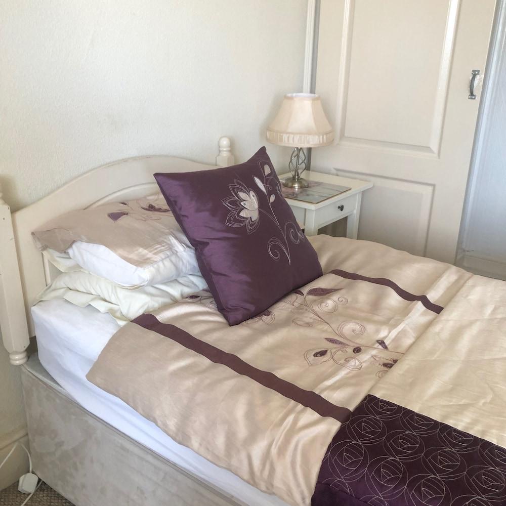 Witchingham B&B Holyhead Exterior photo